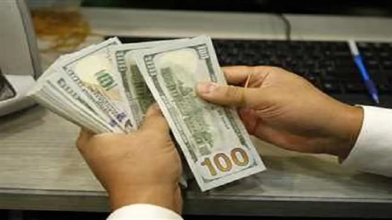الدولار ينخفض 10 قروش أمام الجنيه في نهاية تعاملات الثلاثاء